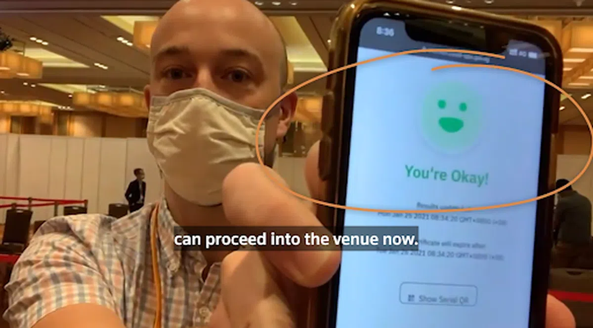  快速抗原检测显示记者OK，没有感染冠病。（视频截图） 