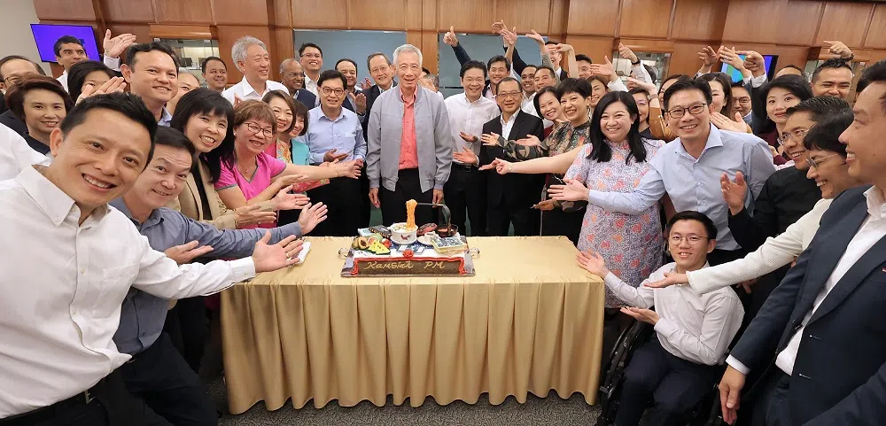 5月8日的国会结束后，全体议员为李显龙总理举办简单的茶会，向他表示感谢。（取自李显龙总理脸书）
