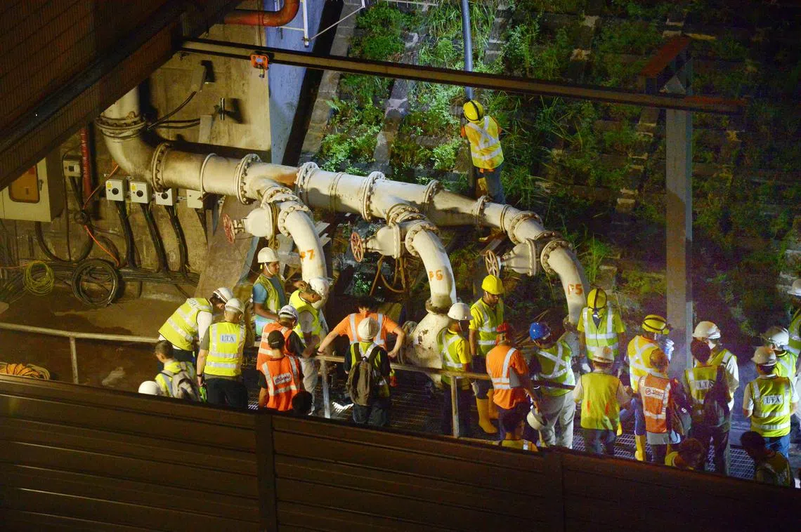 2017年10月7日的一场大雨，导致部分南北线列车服务因隧道积水而长时间中断。SMRT内部调查发现，负责维修碧山地铁站排水系统的工作人员明明没有检查水泵，却在维修记录上注明已完成季度检修。图为地铁人员在碧山地铁站清除隧道内的沉渣。（海峡时报）