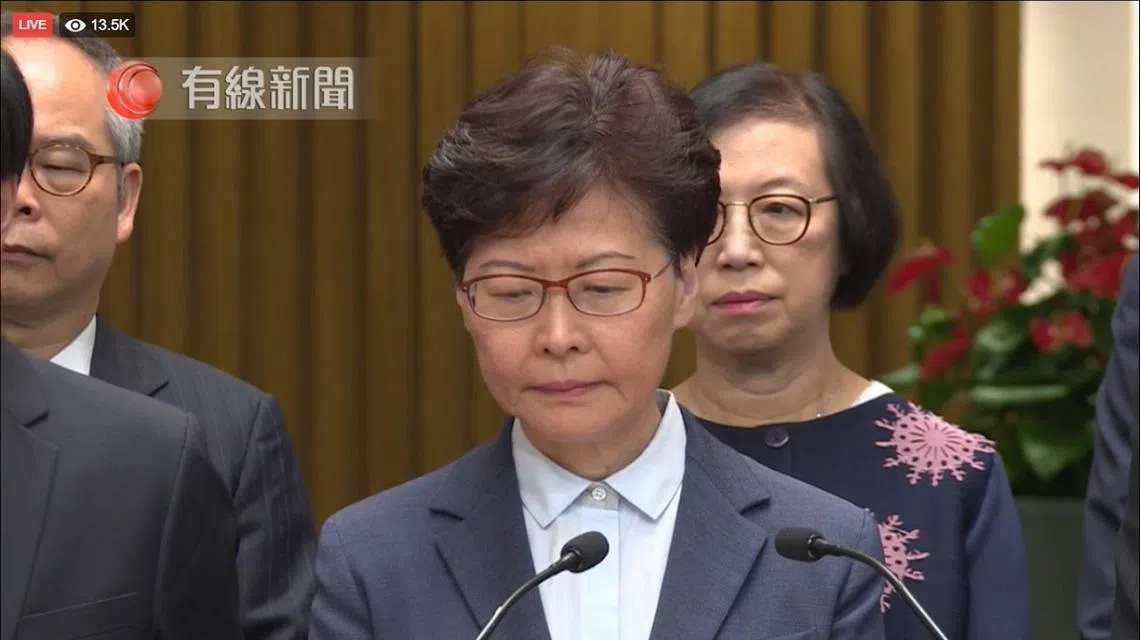 香港特首林郑月娥今天下午召开记者会回应昨天的暴力事件时，一脸无奈。（有线新闻视频截图）