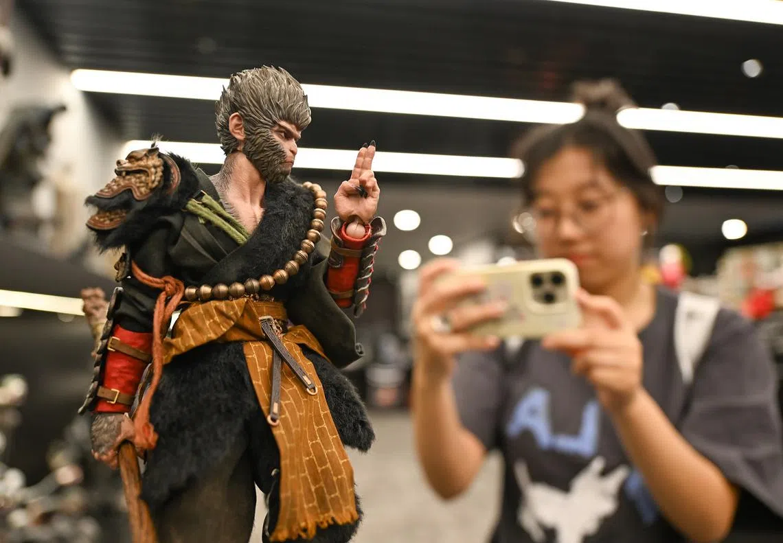 《黑神话：悟空》游戏20日开始发售后，浙江杭州一家企业生产的1万套限量版“天命人”手办被70万人关注，并快速售空。（中新社）