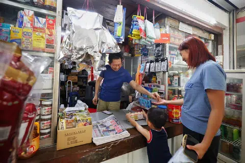 设计对白：“陪妈妈买东西啊？真乖，Uncle请你吃糖！”（海峡时报）