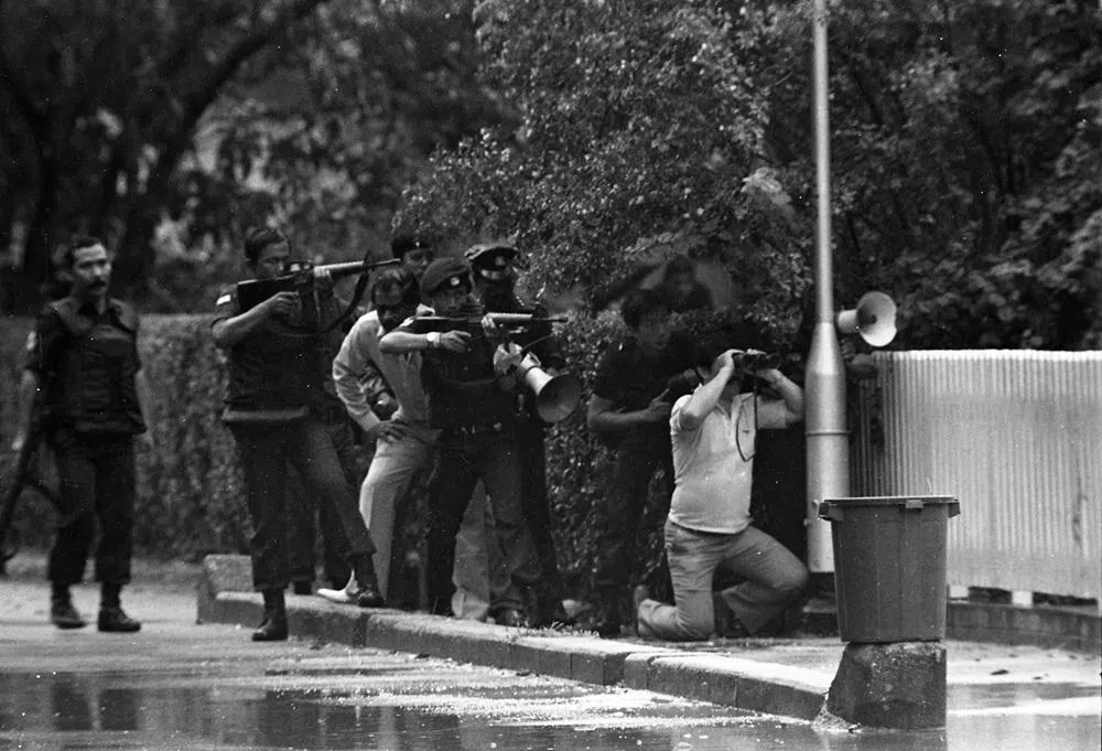 警方特工突击队在郑宅外待命。