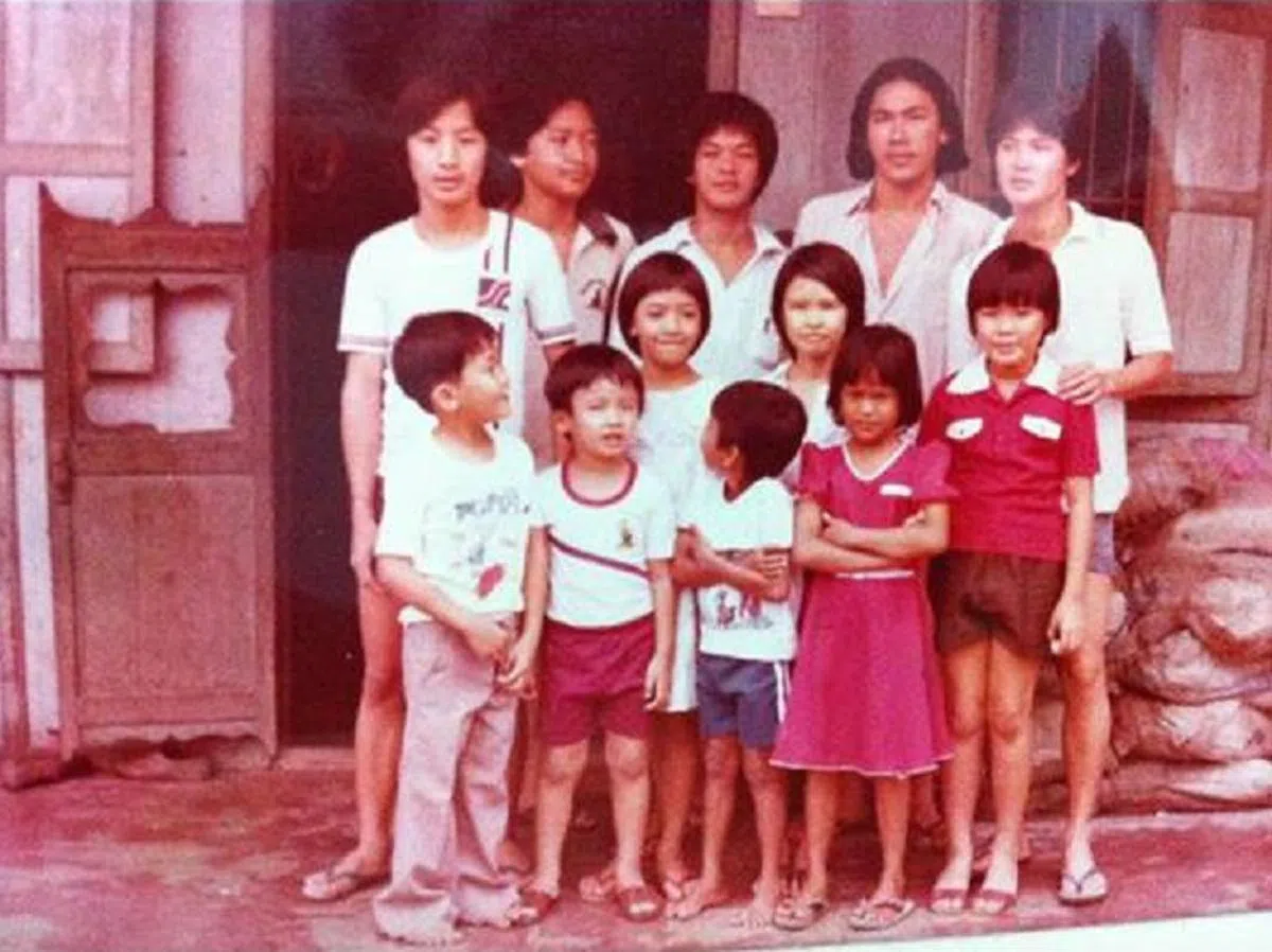  童年对我们而言没有新马之分，这一头是家，那一头也是家。（作者提供） 