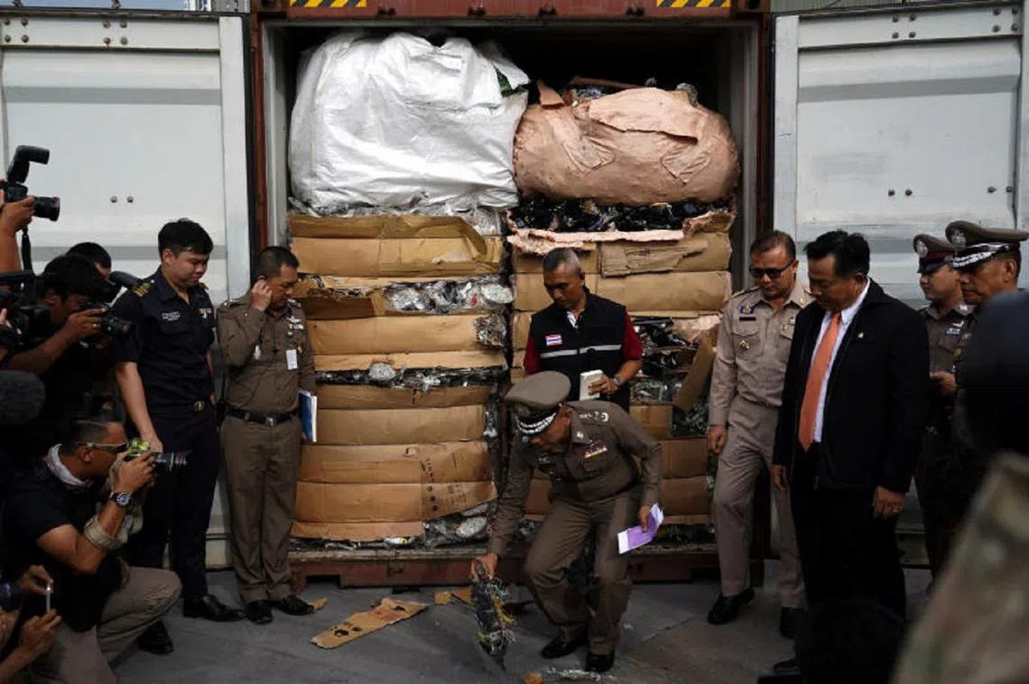 2018年，泰国春武里省（Chonburi）Leam Chabang工业园区，海关官员搜查藏在货柜里的电子垃圾。（路透社）