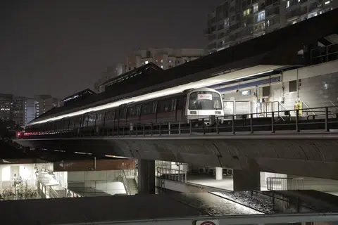 地铁东西线、南北线和环线服务，10月14日7点过后因电缆故障接连中断，造成长达三个半小时的停摆。(联合早报）