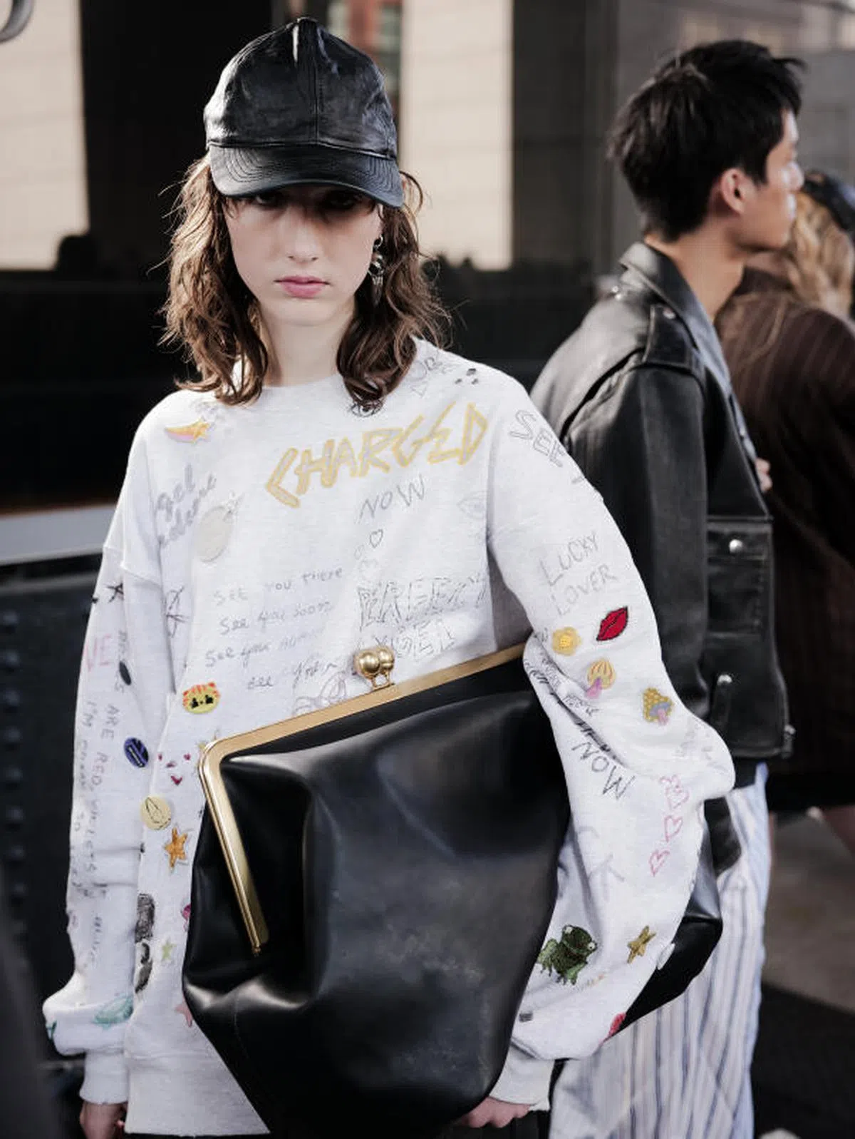 Coach Kisslock Frame 包亮相2025春夏时装秀。(Coach）