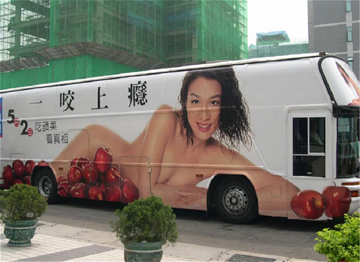  《苹果日报》台湾版在台创刊的车身广告。（互联网） 