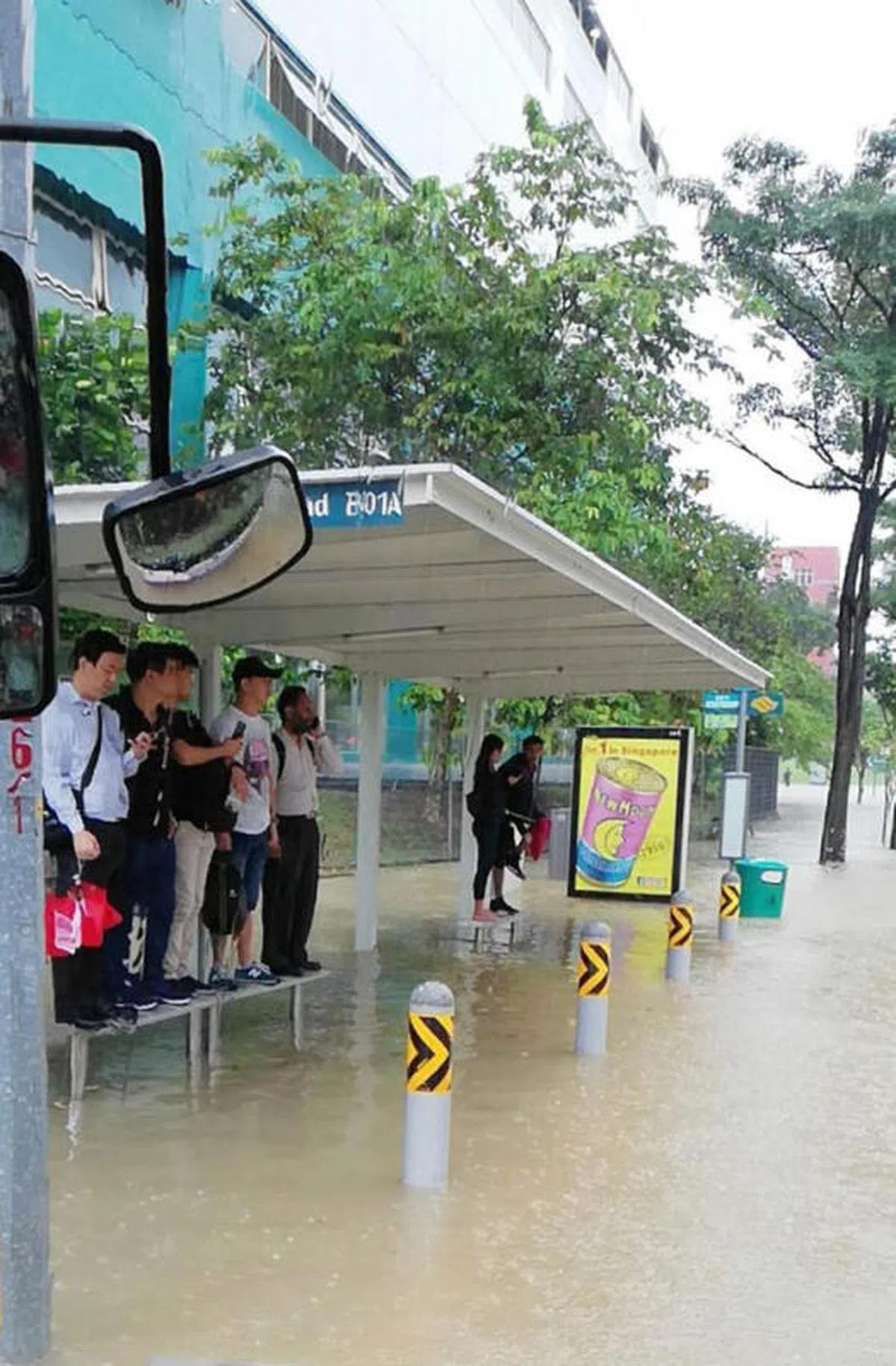  豪雨造成突发性淹水。（海峡时报） 