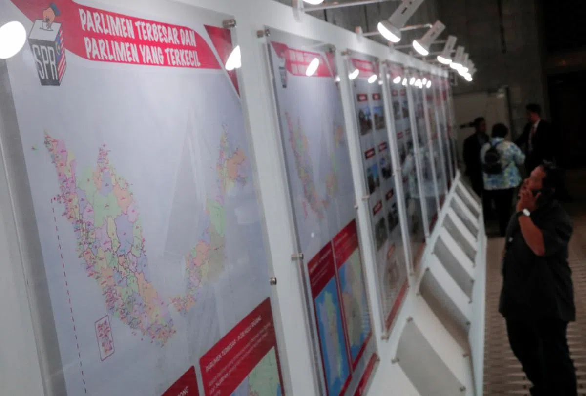 马来西亚选举委员会总部外的地图，展示了马国各个国会选区。（路透社）