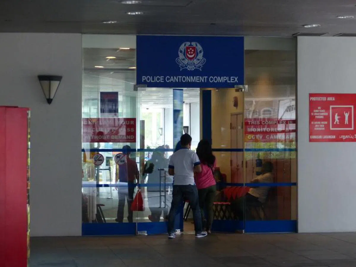  警察广东民大厦入口处。（联合晚报） 
