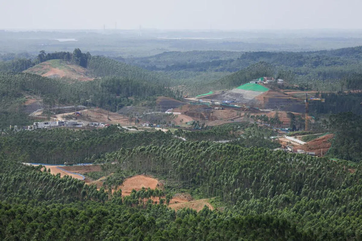 印尼新首都努山达拉（Nusantara）中心地区的总统府按计划将在明年初落成，至于基本的基础设施仍处于开发阶段，外国投资者不免裹足不前，不过已有中国商家前去探索商机。 （路透社）