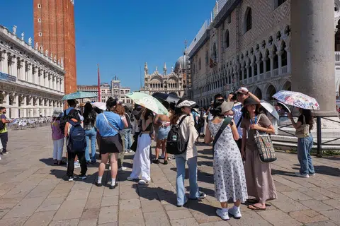 后疫情时代，旅游似乎已不如以往，最显著的分别在于各方面的价格纷纷上涨。图为威尼斯圣马可广场。（路透社）