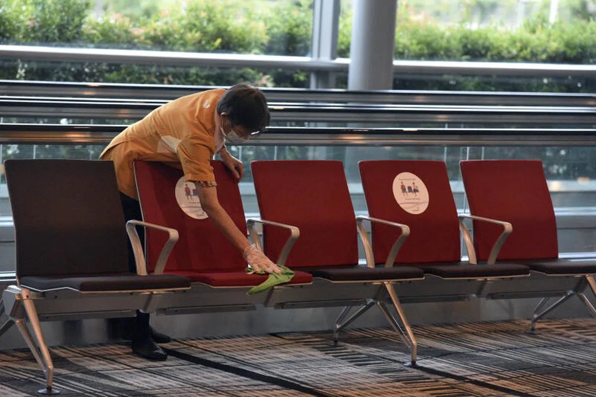 接下来，戴着口罩可以并排坐着，中间的座位无需再空出来。（海峡时报）