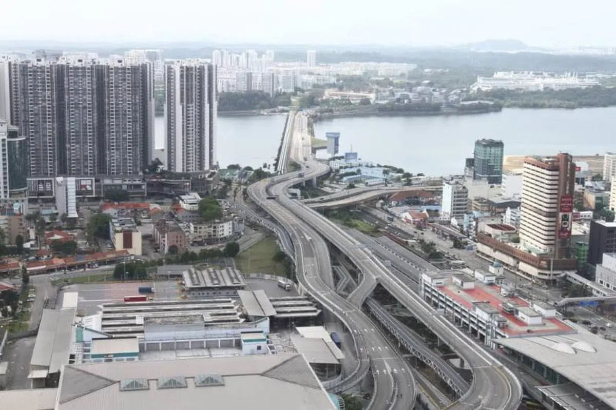  今日的新柔长堤异常宁静。（星报） 