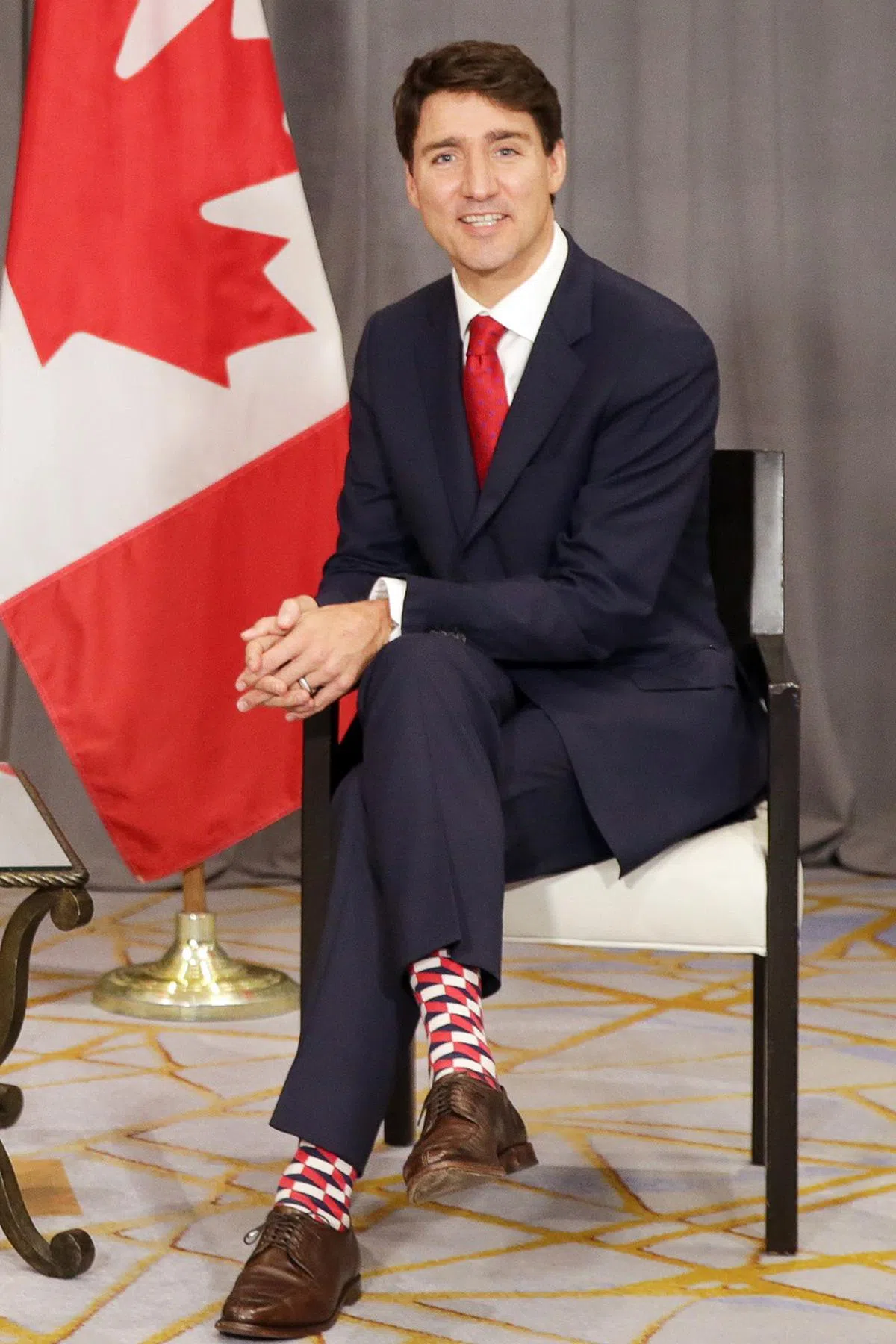  特鲁多不只是在情商方面下足功夫，他的“足下功夫”也为媒体津津乐道。因为特鲁多自创了“袜子外交”，喜欢穿颜色鲜艳、图案花俏的袜子出访不同的国家，而且会与他的衬衫外套和领带相呼应。（海峡时报） 