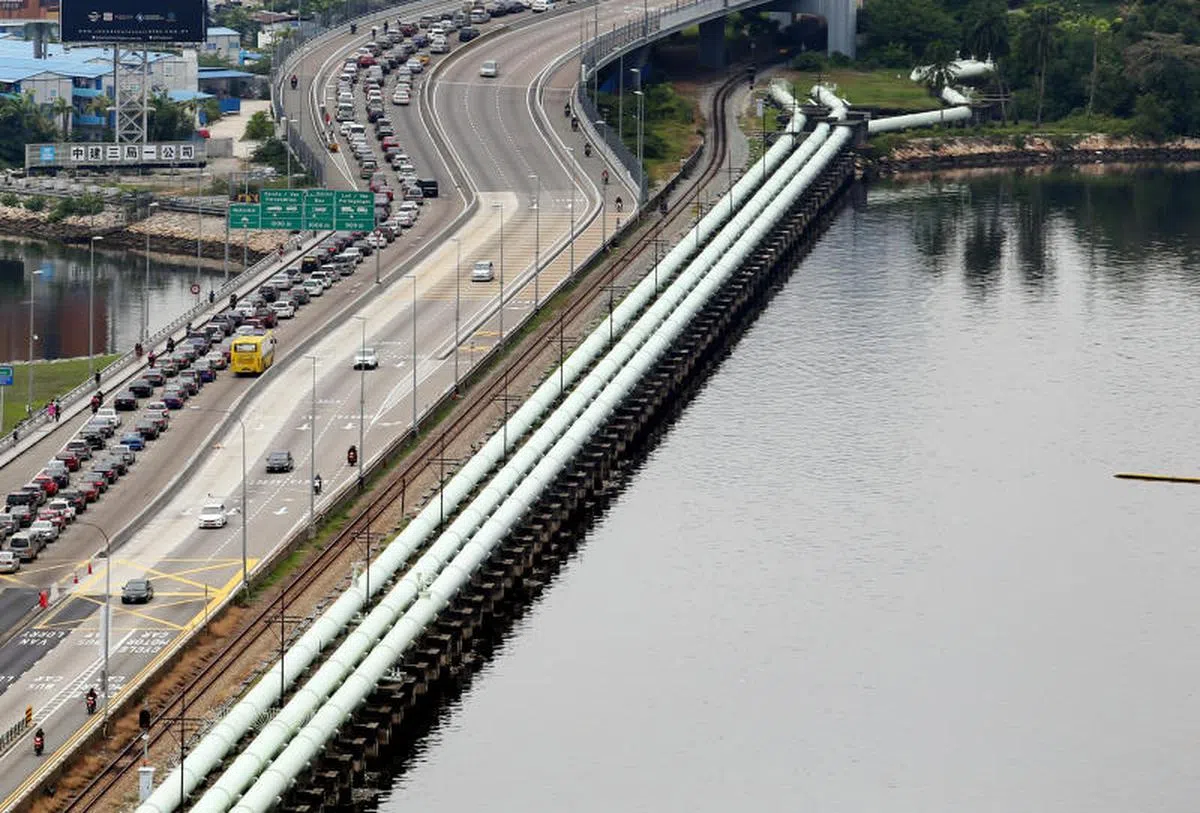  新柔长堤常出现交通阻塞情况。图中右方是新柔长堤的输水管。（联合早报) 