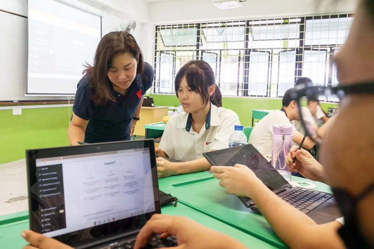 学校在课程中融入人工智能（AI）学习内容，引导学生有效且负责任地使用科技。摄于2023年4月，图为福春中学教师引导学生利用ChatGPT搜索信息，核查人工智能生成的资料是否可靠。（联合早报）
