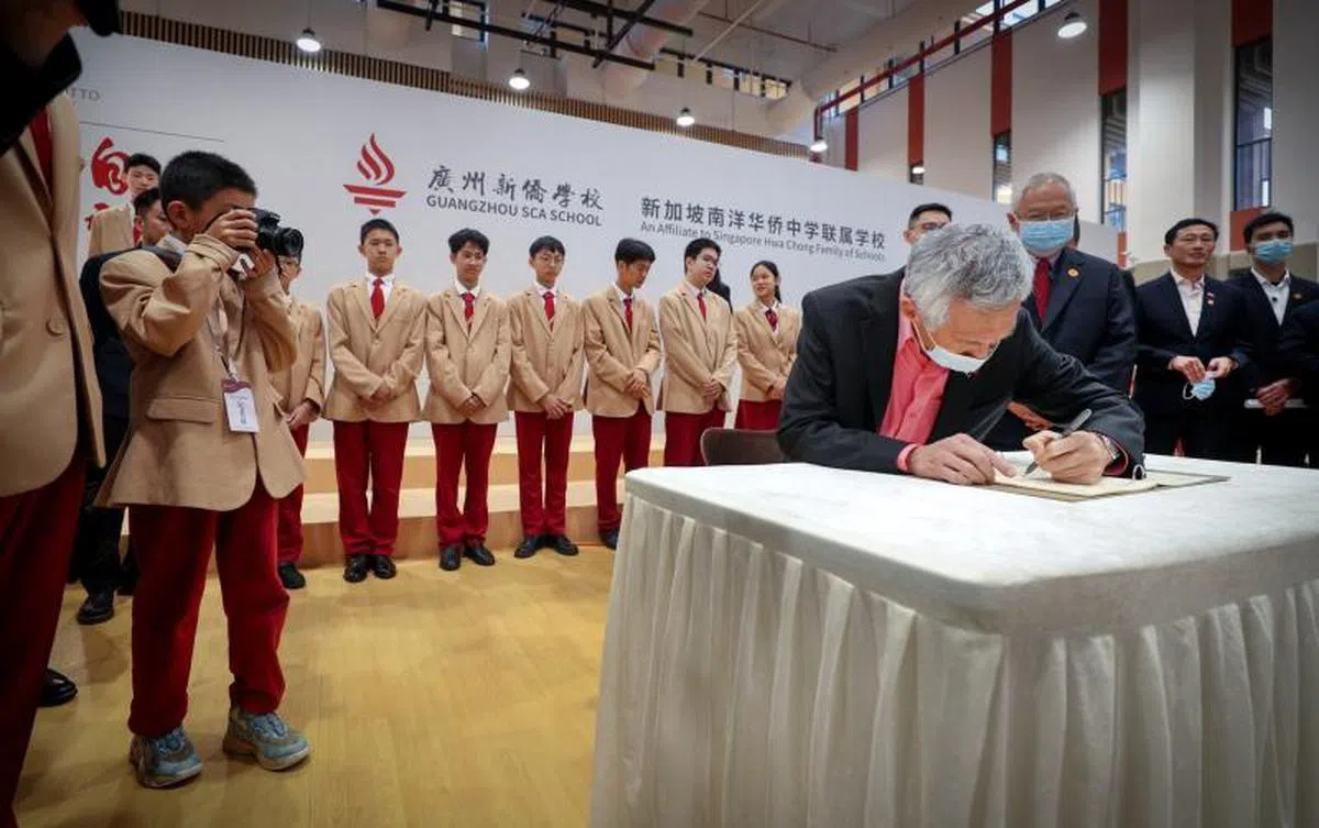 李总理（留言签到）参观广州新侨学校。（新加坡通讯及新闻部提供）