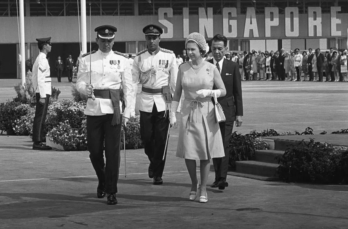 英女王伊丽莎白二世（右二）在1972年2月18日首次访问新加坡，当年接待她的是新加坡首任总统薛尔斯（右一）。（海峡时报）