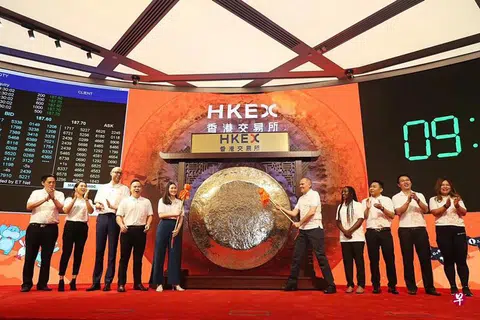 中国互联网巨头阿里巴巴集团昨早正式在港交所挂牌上市， 在港交所敲锣的10位阿里巴巴合作伙伴，来自四大洲八个国家，左一为王睦儒。（网易） 