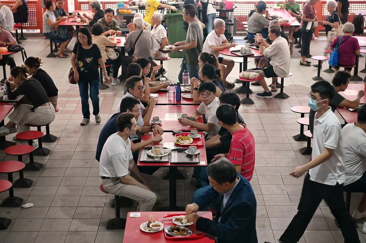 新加坡小贩中心是一个各大族群都能在同一处享用美食的地方。（海峡时报）