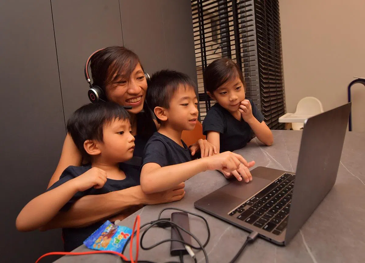 居家办公可能让职业父母更好地兼顾家庭与工作。（海峡时报）