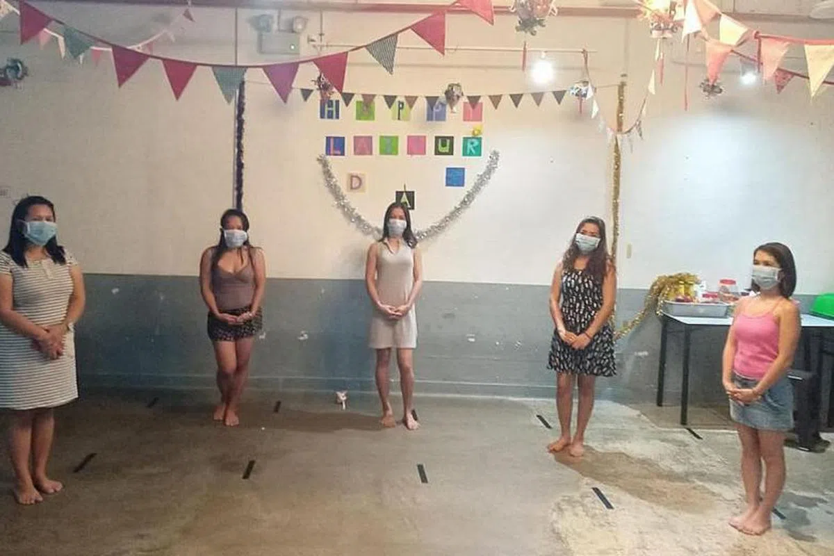  住在“温情之家”庇护所的女佣，在本月1日庆祝劳动节。（“温情之家”提供） 