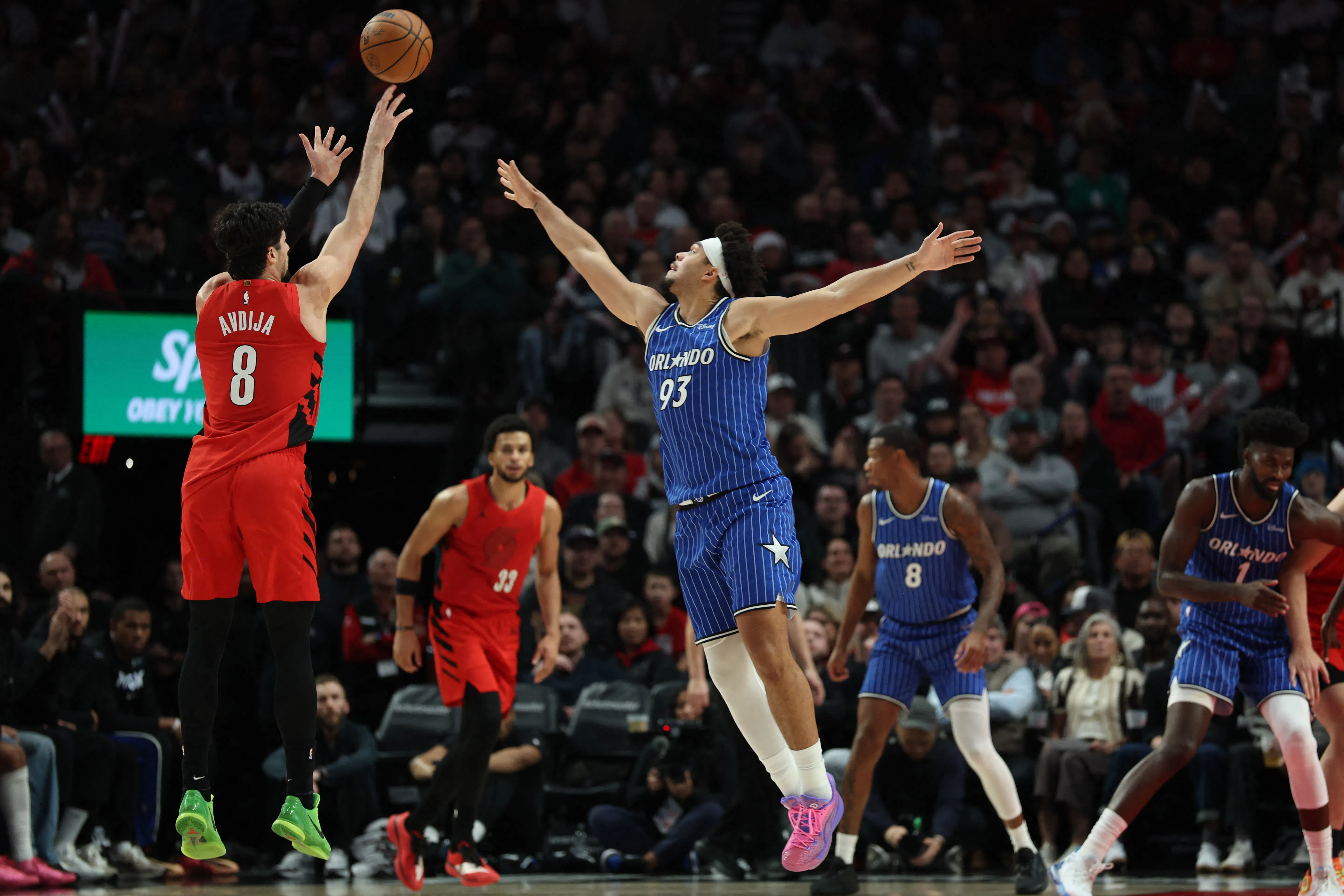 包括NBA在内的各大职业运动联盟，拥有极为庞大的球迷基数及商业收益。