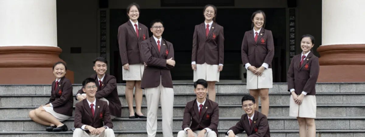 华侨中学的校服。（华侨中学网站）