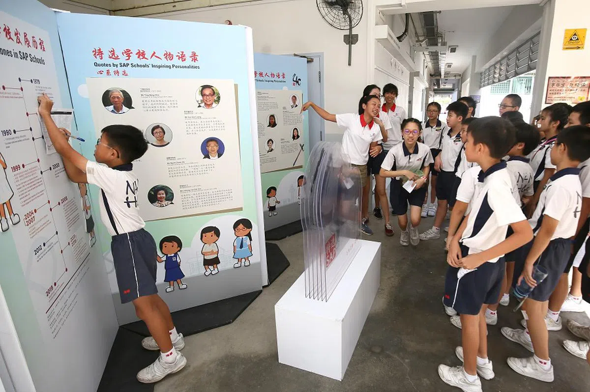 南华小学在2019年庆祝校庆时，学生根据活动纸的任务在特选40展找资料，通过游戏增进他们对特选学校的认识。校友也回校为学弟妹做讲解。（联合早报）