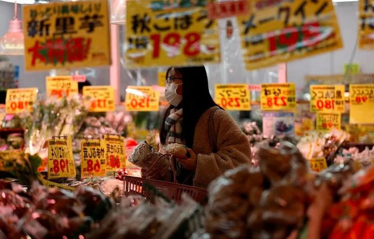 降价超市业者透露，随着物价上扬，消费者在超市的平均花费近乎翻倍。（路透社）