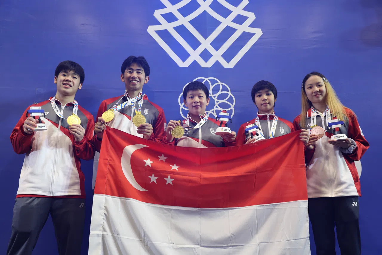 黎明映（右二）与舒麟茜（右一）获得女双铜牌。