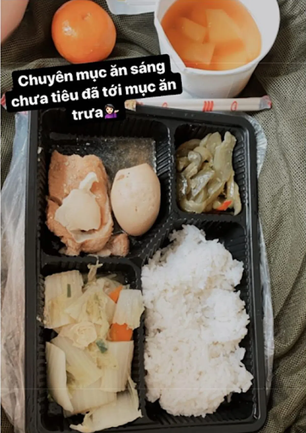 除了鱼、蛋、菜之外，还有汤和水果。（Chau Bui IG 截图） 