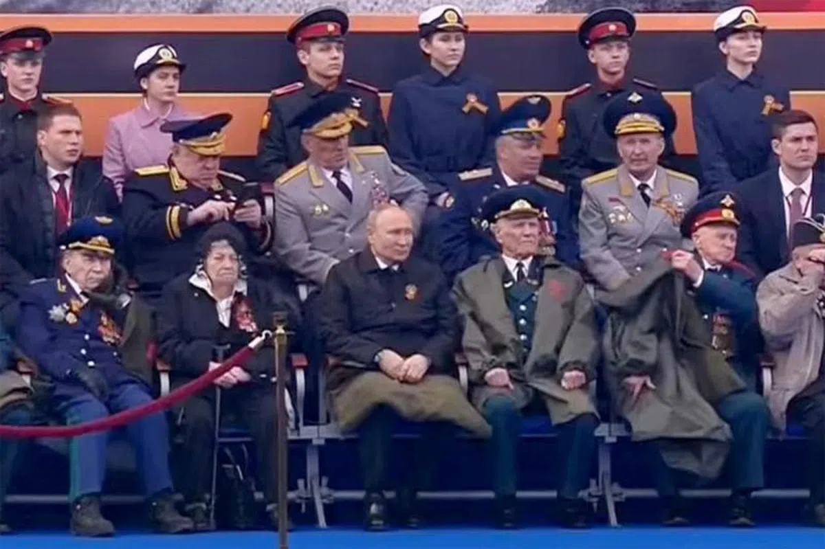 普京在庆典上虚弱的模样进一步加深了其身患重病的质疑。（路透社）