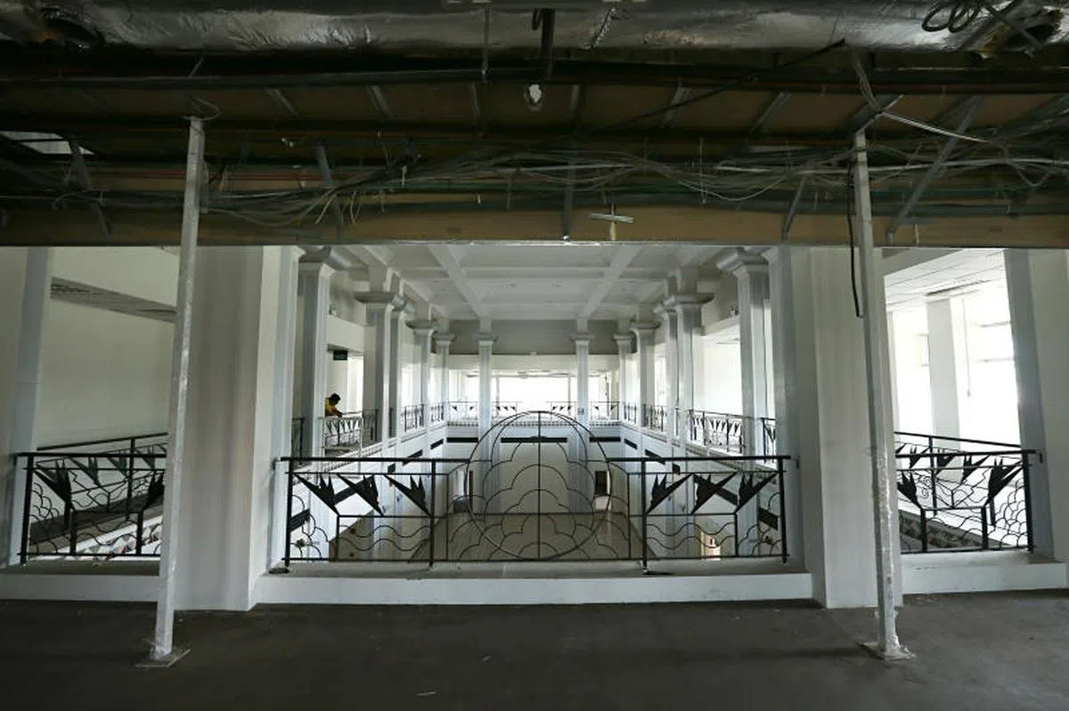 旧加冷机场自人协搬离后，建筑内部已陈旧不堪，但依然可看到装饰艺术风格的栏杆和柱子。（联合早报）