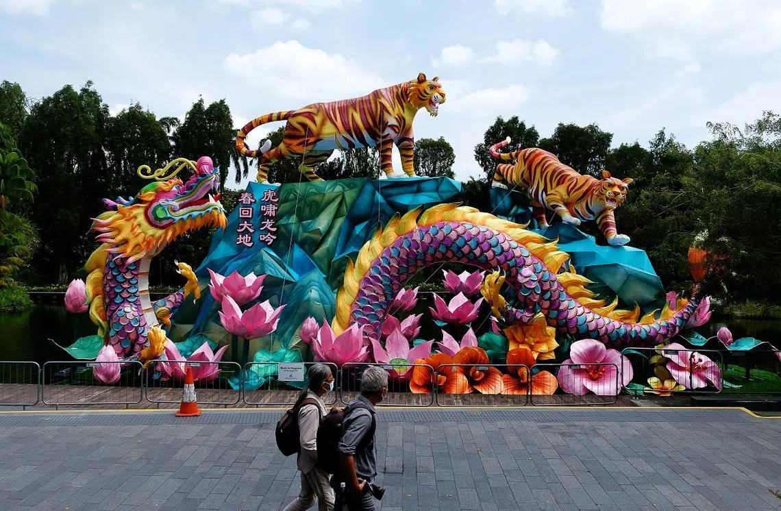 春到河畔2022农历新年庆典活动，配合壬寅虎年打造的灯饰“虎啸龙吟”。（联合早报）