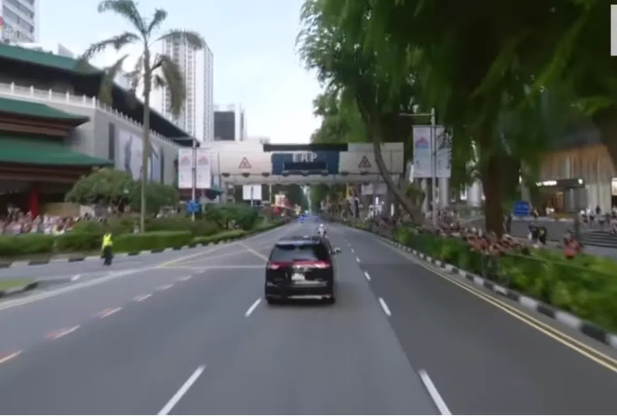  金正恩的车队驶过ERP收费闸门时，拍到的乌节路街景。繁华摩登的乌节路在朝鲜摄制队的镜头下，还是很有80年代的感觉。（朝鲜中央电视台纪录片截图） 