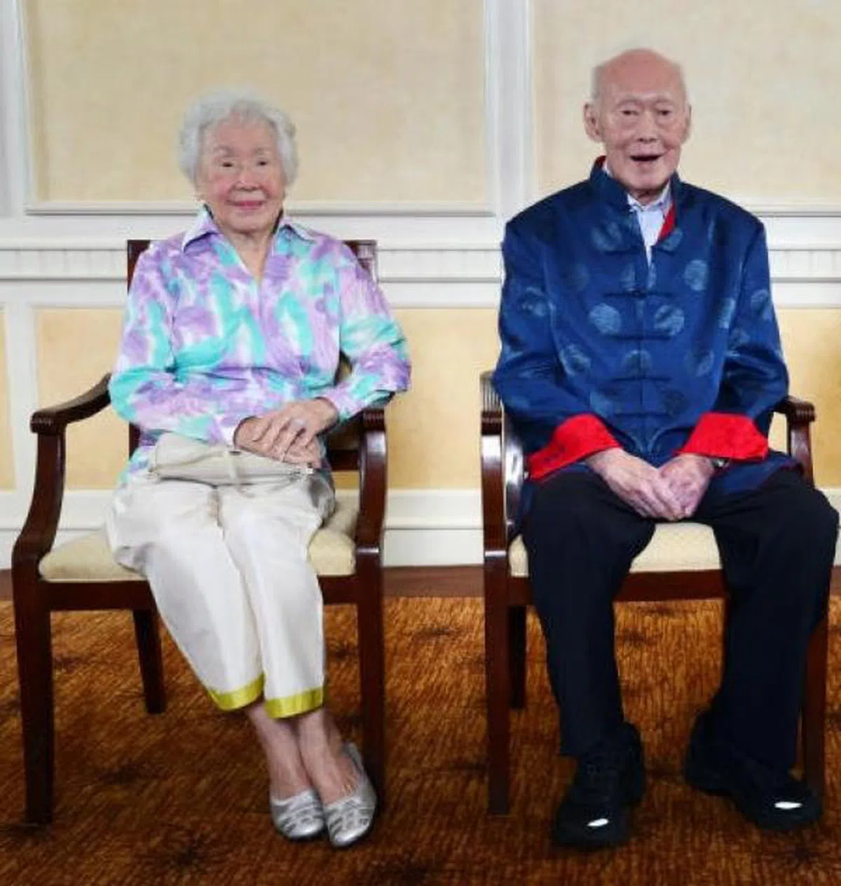  李光耀（右）与妹妹李金满。（海峡时报） 