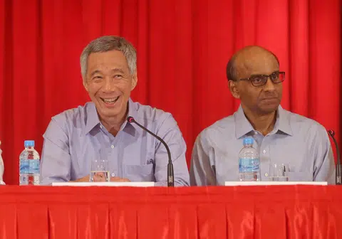 一家印度媒体在直播报道的旁述中，误称李显龙（左）为即将卸任的新加坡总理，且将由尚达曼（右）接任。（海峡时报）