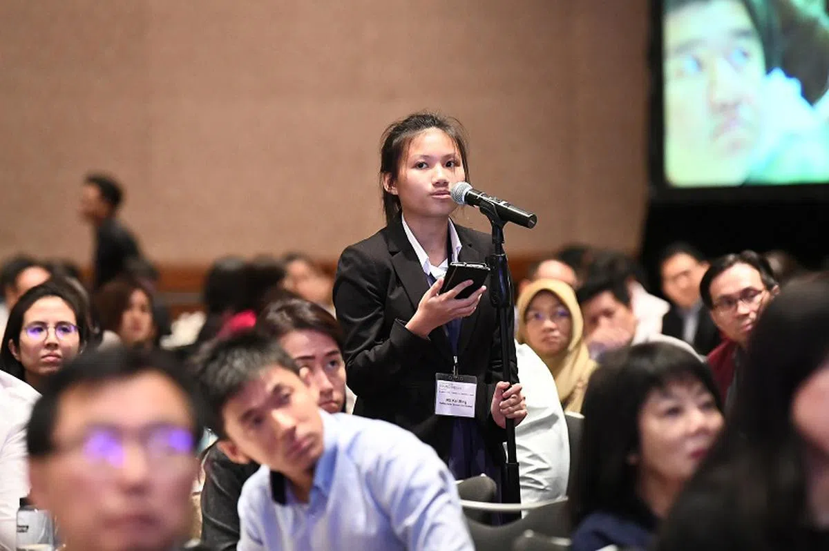 提问的莱佛士女中学生。（新加坡政策研究院） 