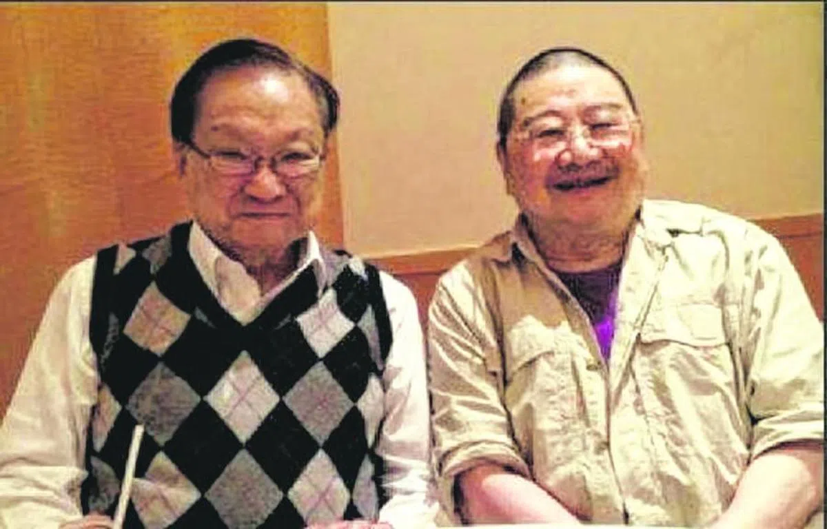 倪匡（右）常说金庸（左）最爱开他玩笑：世间治得住顽童的似乎只有查老。（互联网）