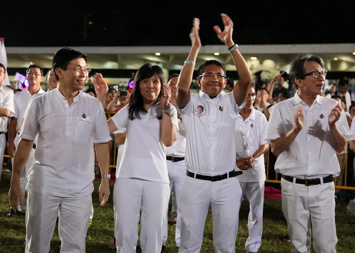  2015年大选成绩揭晓，人民行动党东海岸集选区候选人李奕贤（左起）、陈舜娘、孟理齐博士以及林瑞生，以60.73%得票率胜选。（新明日报） 