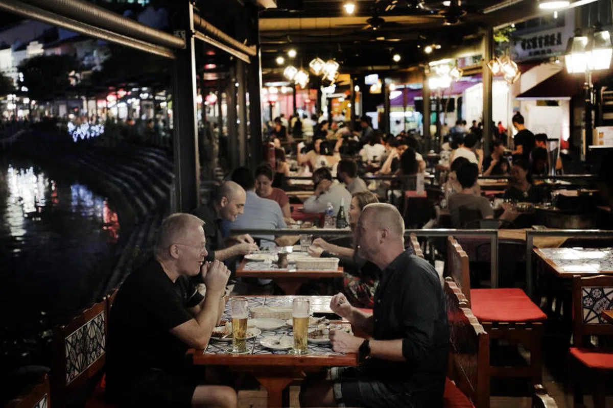  入夜时分的驳船码头海鲜餐馆，食客络绎不绝。（联合早报） 