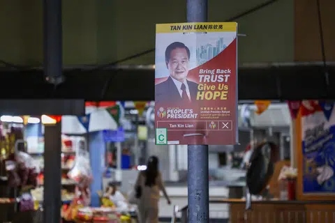 总统候选人陈钦亮本周末举办活动出售竞选海报。（联合早报）