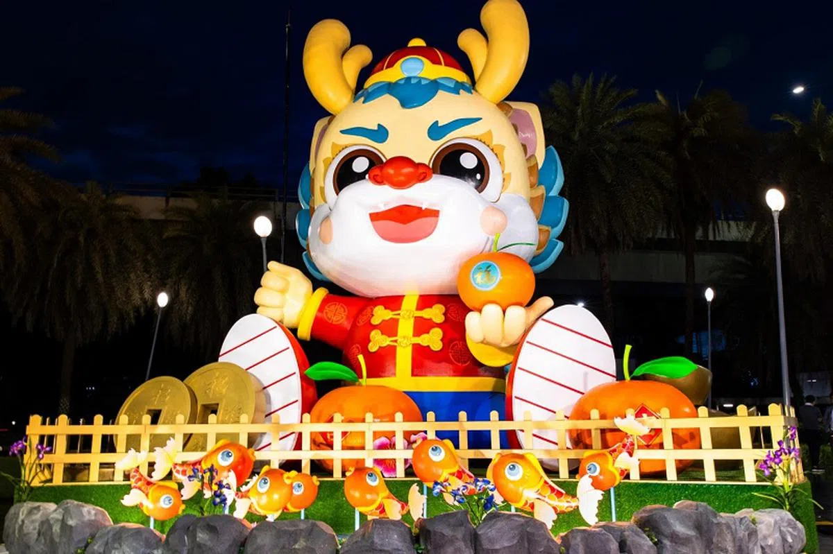 六米高的充气龙灯饰伫立怡丰城的户外广场。（怡丰城提供）