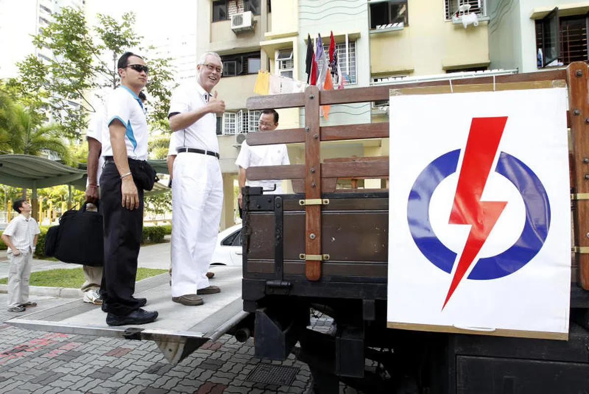   2011年5月8日，吴作栋在行动党赢得马林百列集选区后登上罗厘，准备答谢居民。（海峡时报） 