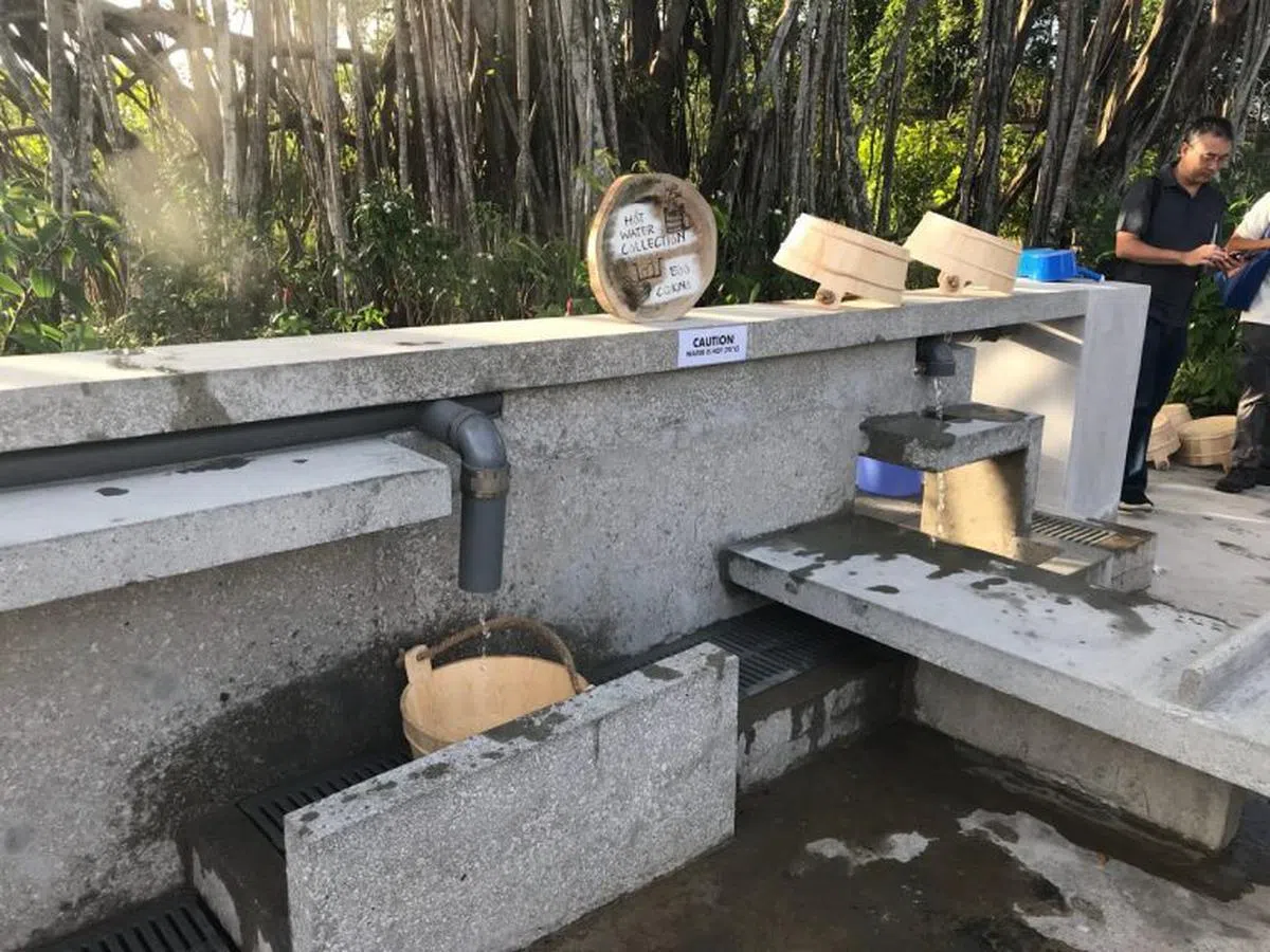  水管下建了一块矮石墙，这能确保水桶不会向外打翻误伤到公众。（慈母舰） 