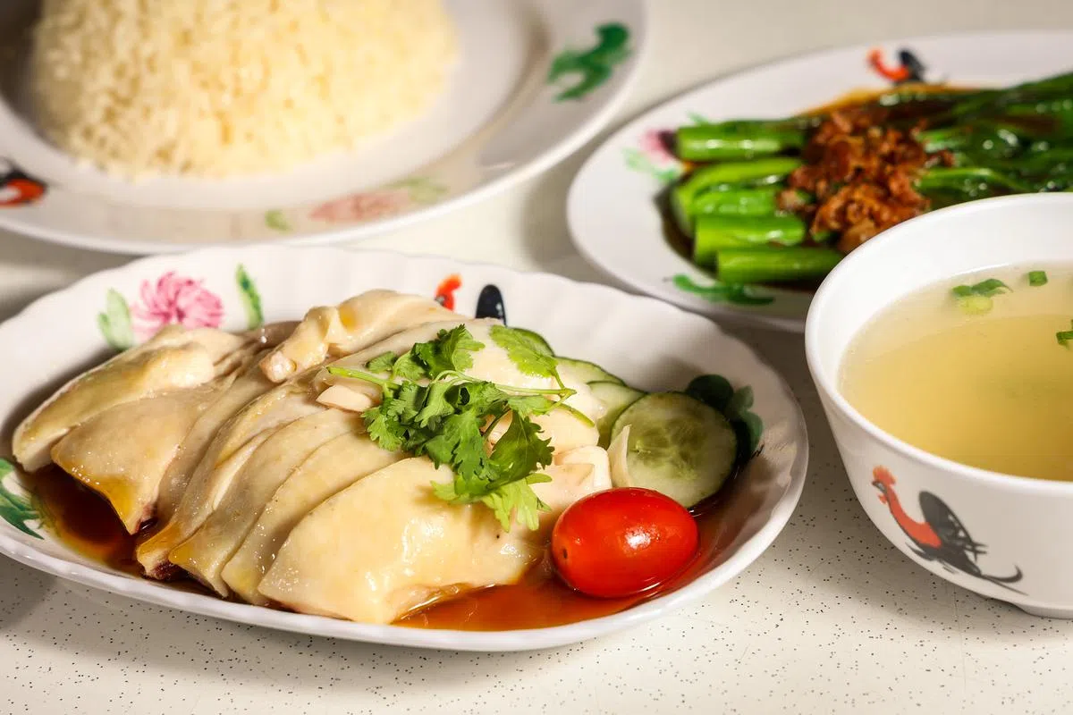 马国停止出口活鸡后，消费者可能要习惯用冰冻鸡准备的鸡饭了。（联合早报）