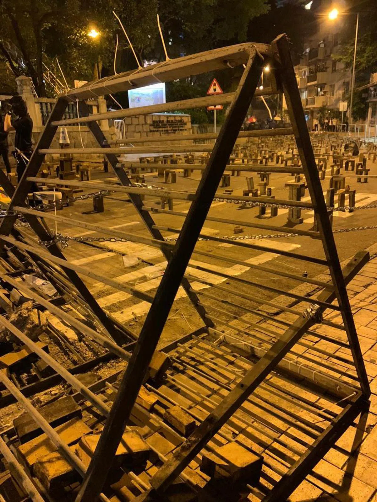  大学四周都设了重重路障。（作者提供） 